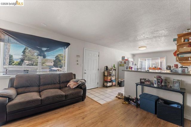 10582 Topanga Dr, Oakland, CA 94603