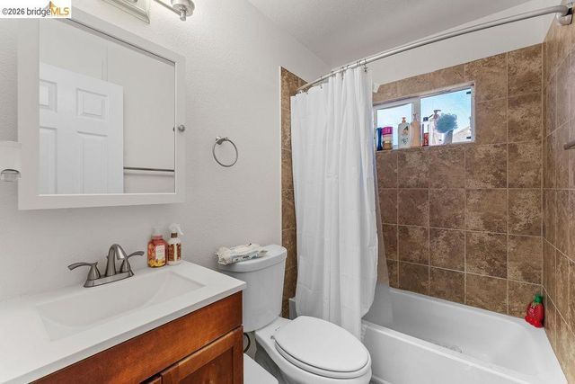 10582 Topanga Dr, Oakland, CA 94603