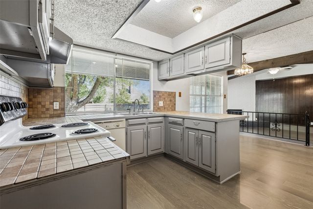 517 Sussex Drive, Arlington, TX 76014
