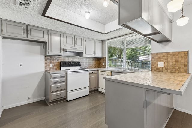 517 Sussex Drive, Arlington, TX 76014