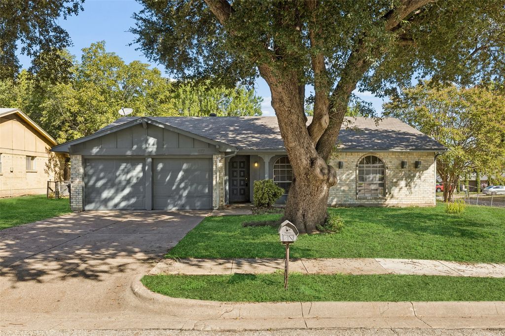 517 Sussex Drive, Arlington, TX 76014