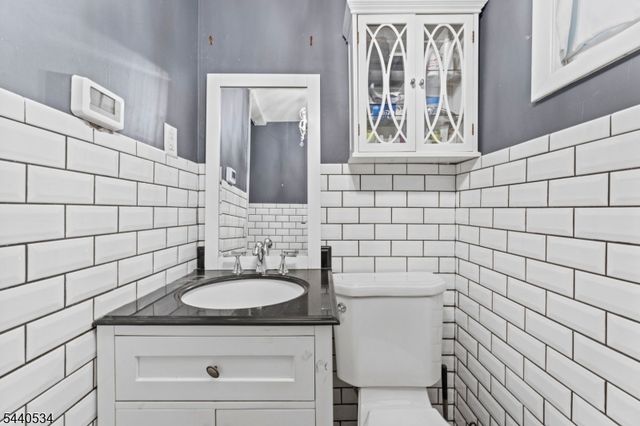562 Irvington Ave, Elizabeth City, NJ 07208