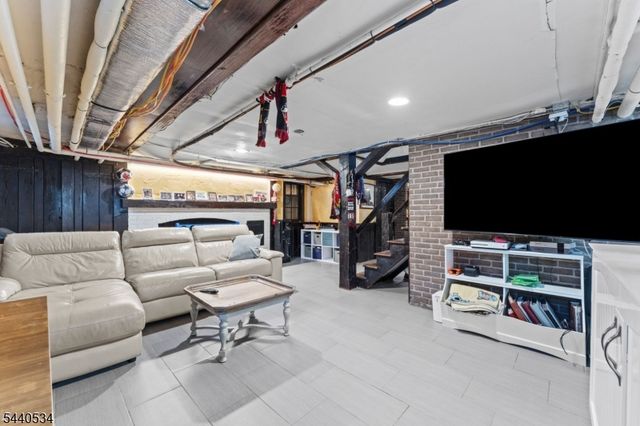 562 Irvington Ave, Elizabeth City, NJ 07208