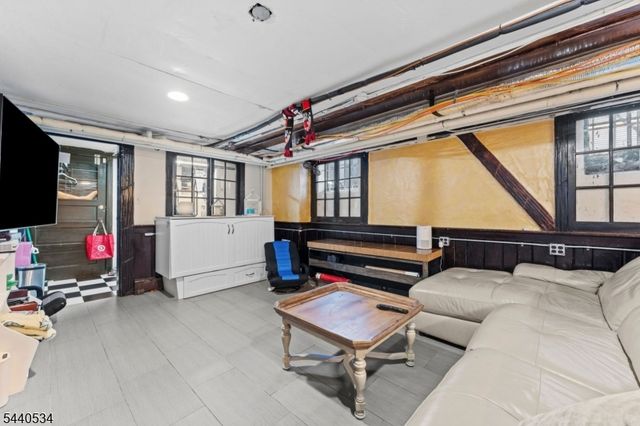 562 Irvington Ave, Elizabeth City, NJ 07208