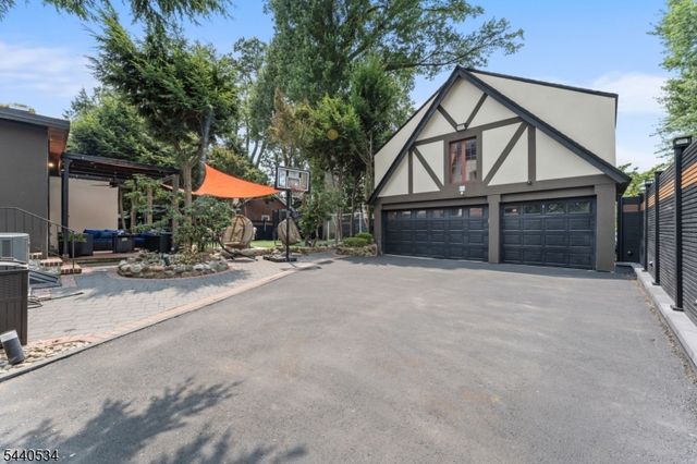 562 Irvington Ave, Elizabeth City, NJ 07208