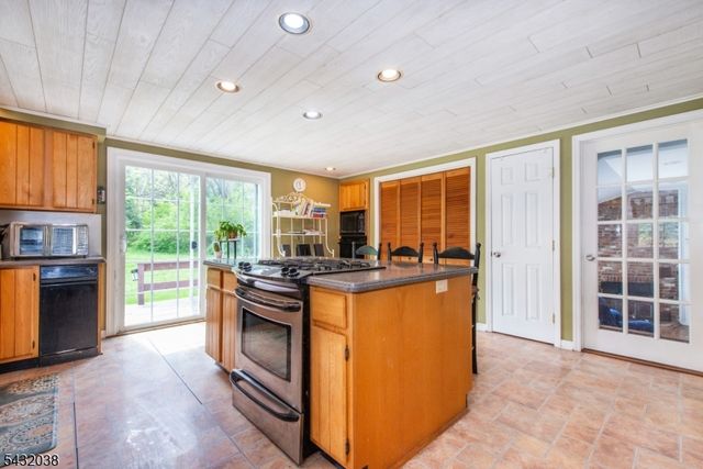 10 Cedar Wax Wing Rd, Allamuchy Twp., NJ 07840