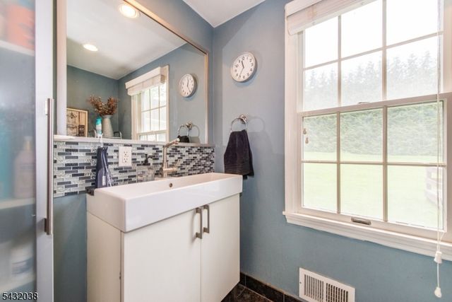 10 Cedar Wax Wing Rd, Allamuchy Twp., NJ 07840