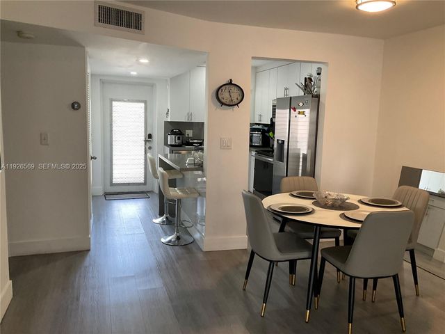 9010 Sunrise Lakes Boulevard 304, Sunrise, FL 33322
