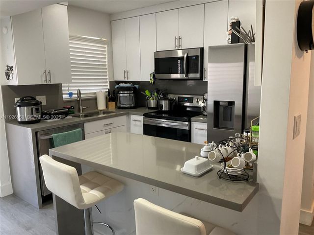 9010 Sunrise Lakes Boulevard 304, Sunrise, FL 33322