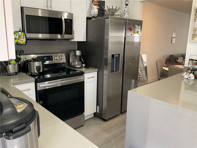 9010 Sunrise Lakes Boulevard 304, Sunrise, FL 33322