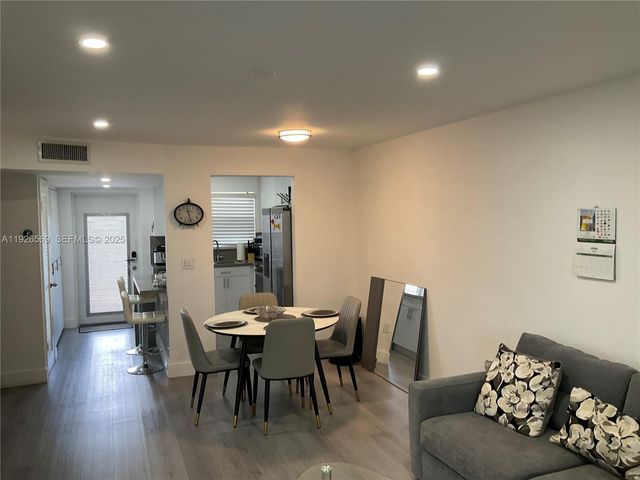 9010 Sunrise Lakes Boulevard 304, Sunrise, FL 33322