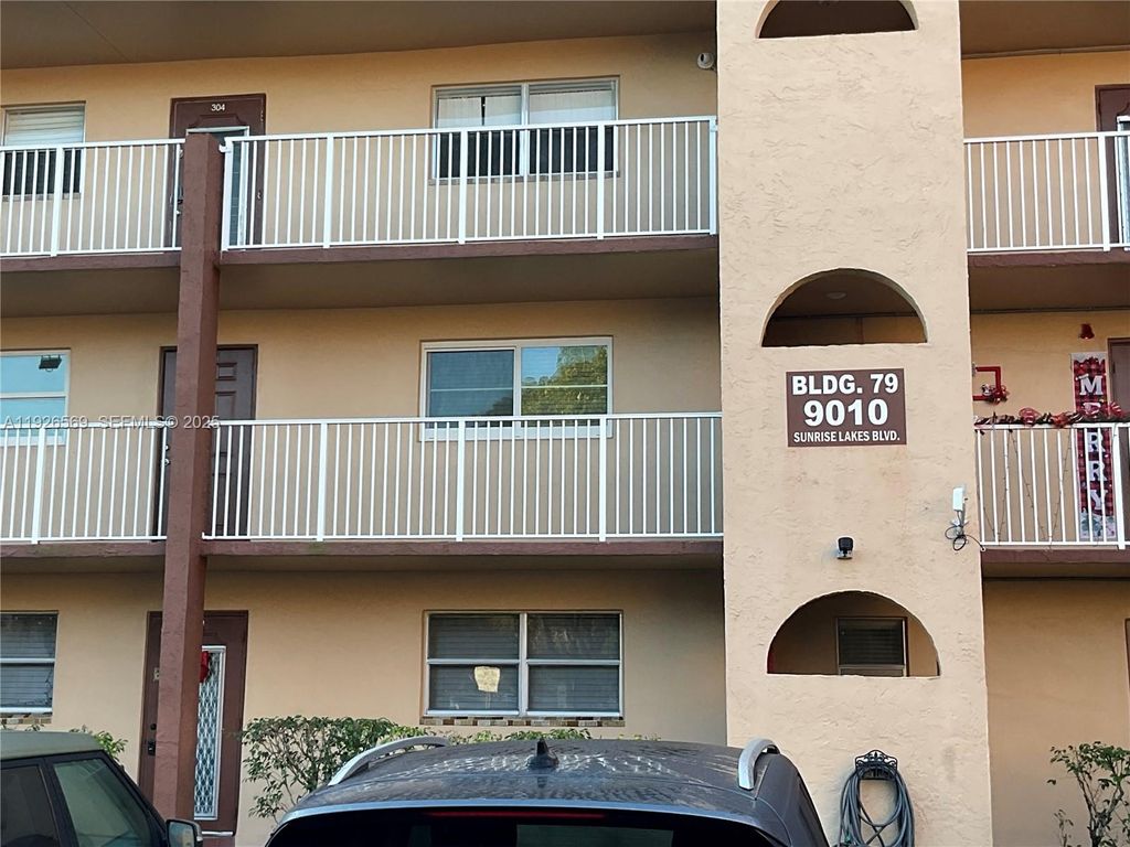9010 Sunrise Lakes Boulevard 304, Sunrise, FL 33322