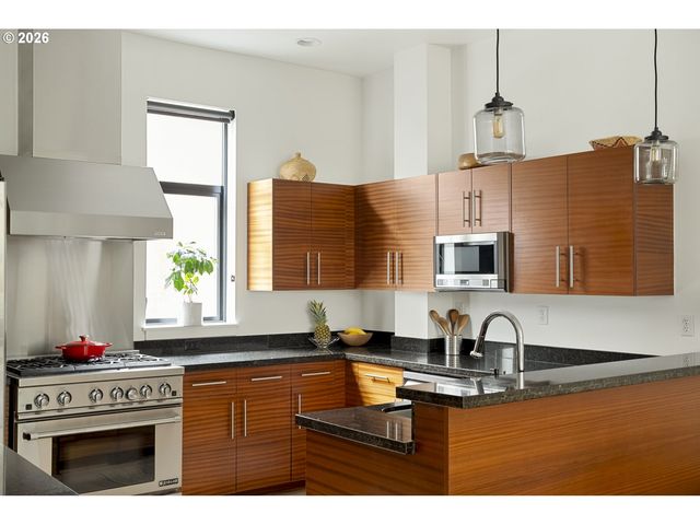 1636 Nw RIVERSCAPE St, Portland, OR 97209