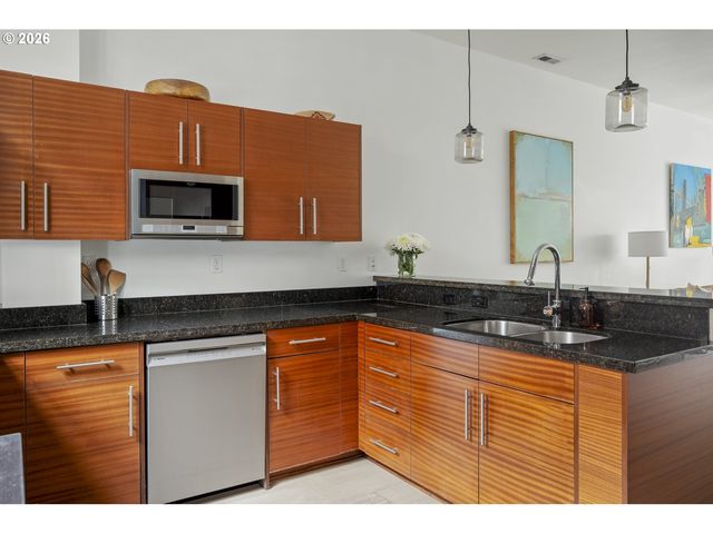 1636 Nw RIVERSCAPE St, Portland, OR 97209
