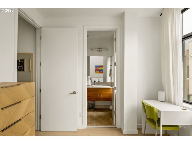 1636 Nw RIVERSCAPE St, Portland, OR 97209