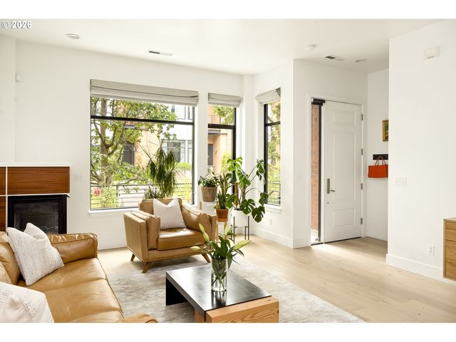 1636 Nw RIVERSCAPE St, Portland, OR 97209
