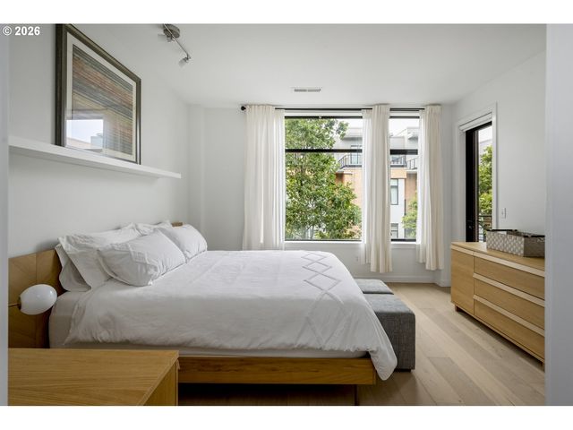 1636 Nw RIVERSCAPE St, Portland, OR 97209