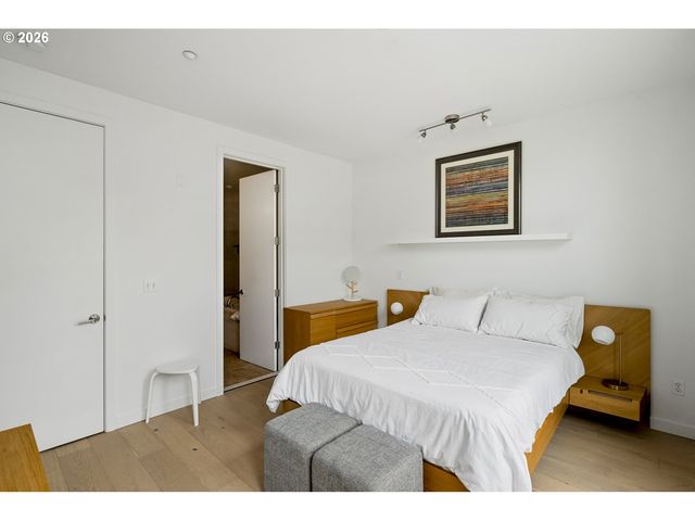 1636 Nw RIVERSCAPE St, Portland, OR 97209