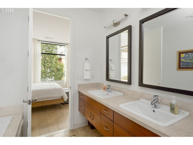 1636 Nw RIVERSCAPE St, Portland, OR 97209