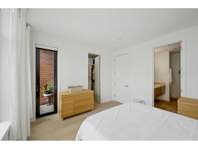 1636 Nw RIVERSCAPE St, Portland, OR 97209