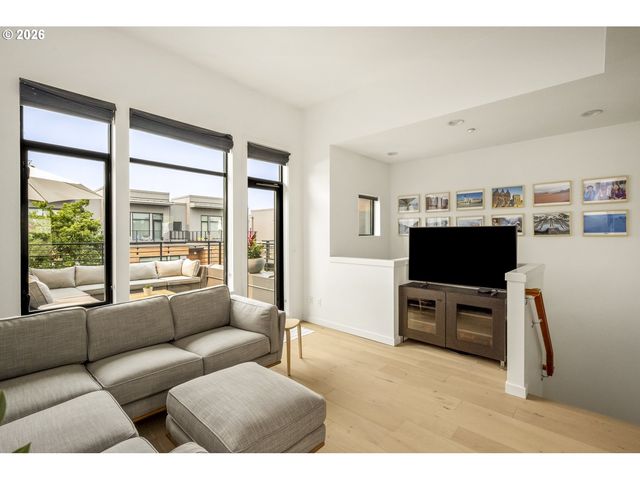 1636 Nw RIVERSCAPE St, Portland, OR 97209