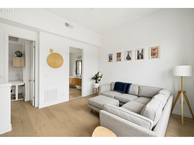 1636 Nw RIVERSCAPE St, Portland, OR 97209