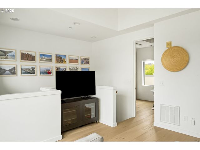 1636 Nw RIVERSCAPE St, Portland, OR 97209