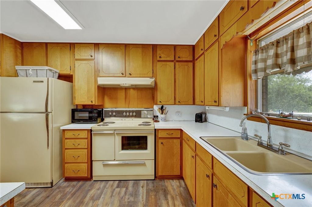 Image 10 of property listing at 236 Shady Lane, Seguin, TX 78155