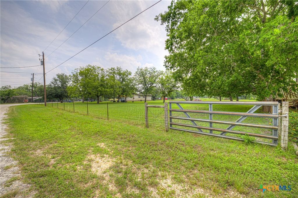 Image 11 of property listing at 236 Shady Lane, Seguin, TX 78155