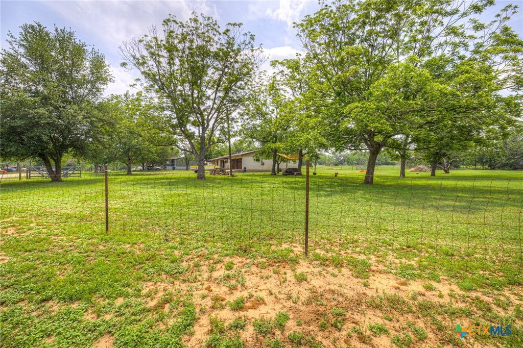 Image 12 of property listing at 236 Shady Lane, Seguin, TX 78155