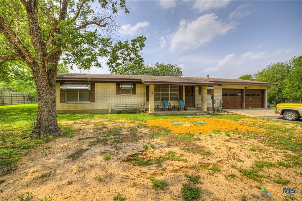 Image 13 of property listing at 236 Shady Lane, Seguin, TX 78155
