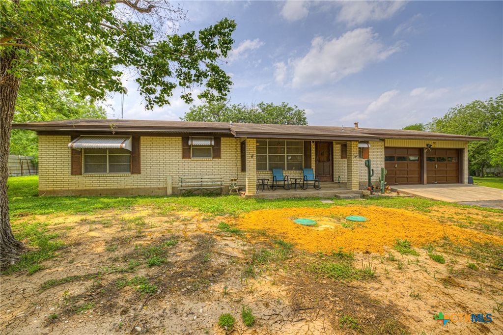 Image 2 of property listing at 236 Shady Lane, Seguin, TX 78155