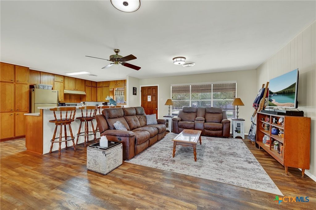 Image 3 of property listing at 236 Shady Lane, Seguin, TX 78155