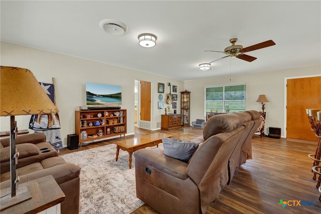 Image 6 of property listing at 236 Shady Lane, Seguin, TX 78155