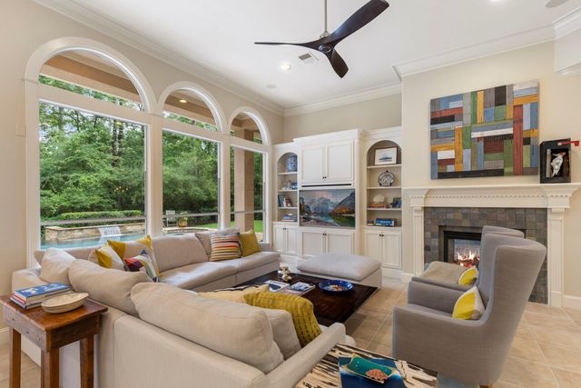 82 E Bracebridge Circle, The Woodlands, TX 77382