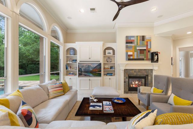 82 E Bracebridge Circle, The Woodlands, TX 77382