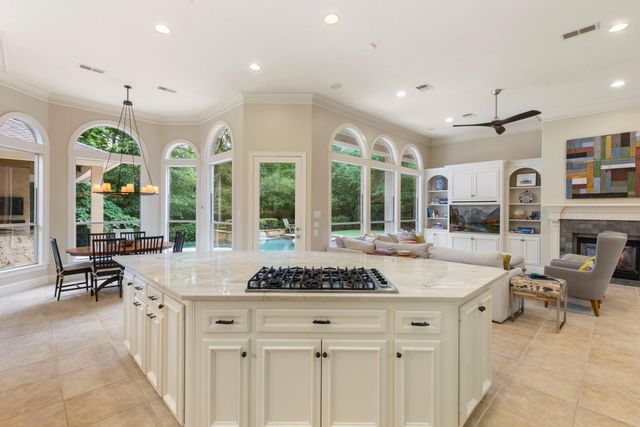82 E Bracebridge Circle, The Woodlands, TX 77382