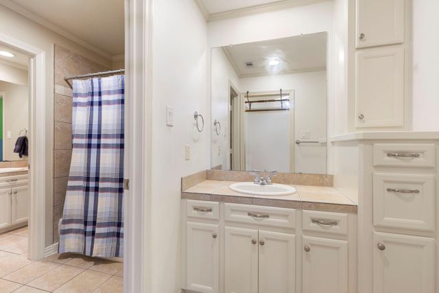 82 E Bracebridge Circle, The Woodlands, TX 77382