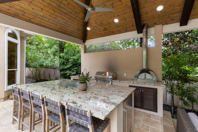 82 E Bracebridge Circle, The Woodlands, TX 77382