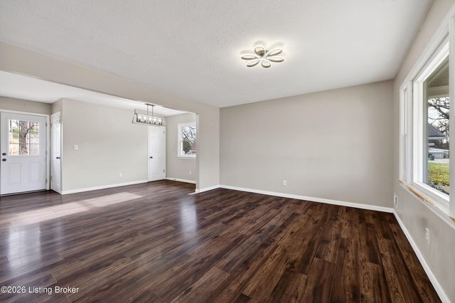 5903 Hillwood Dr, Louisville, KY 40219