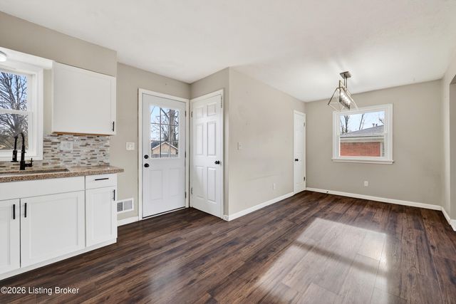 5903 Hillwood Dr, Louisville, KY 40219