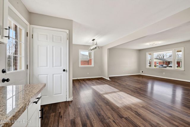 5903 Hillwood Dr, Louisville, KY 40219