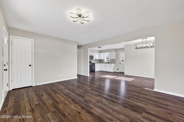 5903 Hillwood Dr, Louisville, KY 40219