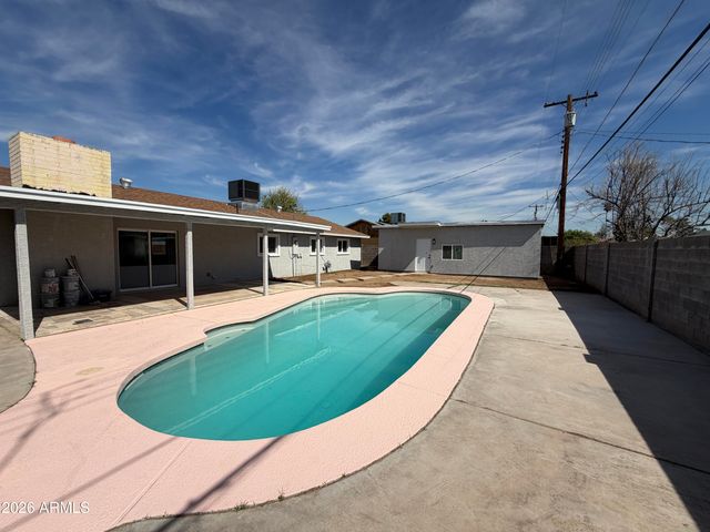 6063 W EARLL Drive, Phoenix, AZ 85033