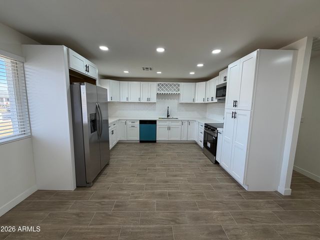 6063 W EARLL Drive, Phoenix, AZ 85033