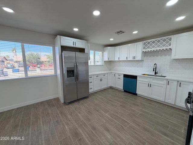 6063 W EARLL Drive, Phoenix, AZ 85033
