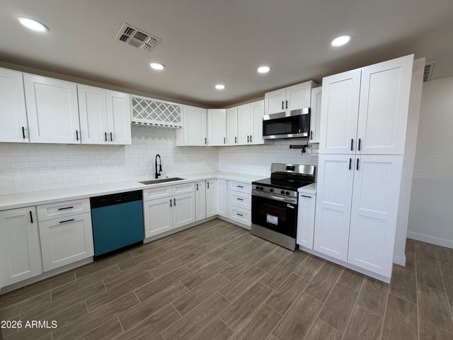 6063 W EARLL Drive, Phoenix, AZ 85033