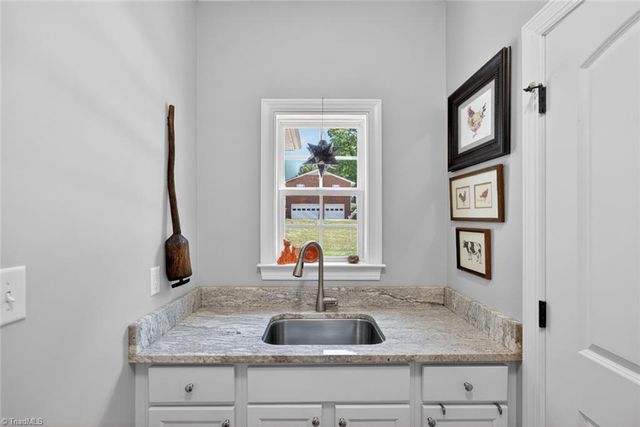 6975 Kenbridge Drive, Clemmons, NC 27012