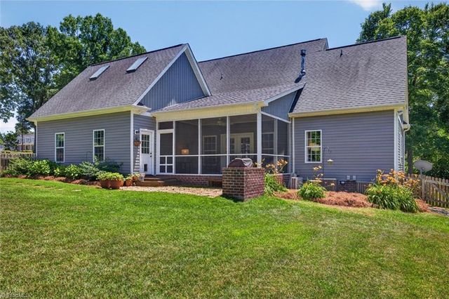 6975 Kenbridge Drive, Clemmons, NC 27012