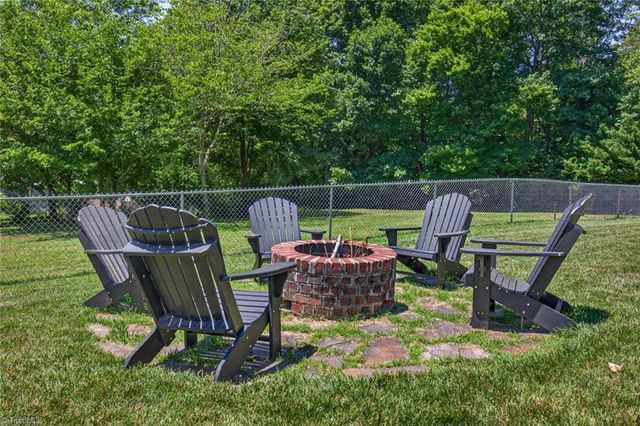 6975 Kenbridge Drive, Clemmons, NC 27012